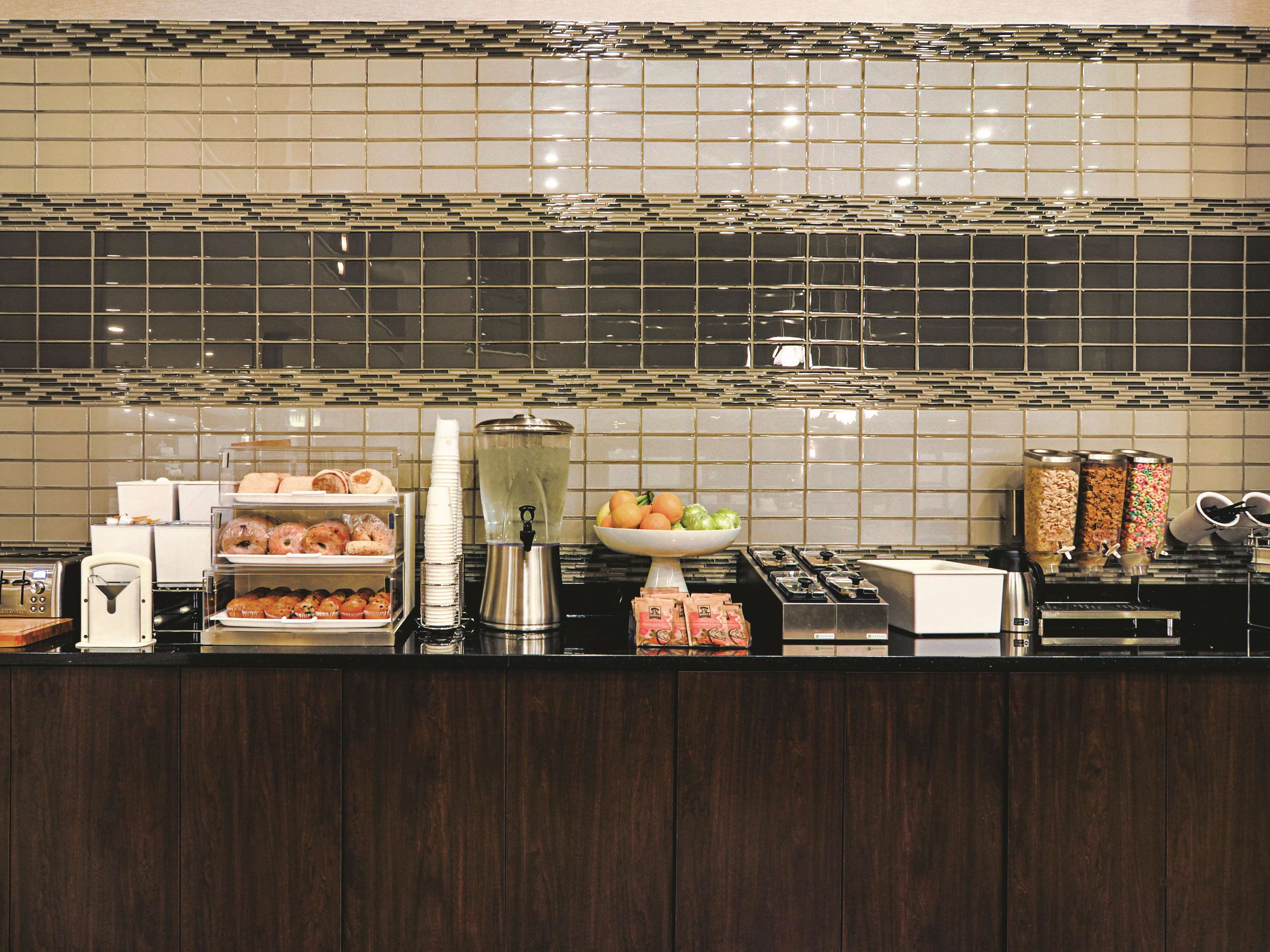 La Quinta Inn & Suites by Wyndham Denver Airport DIA