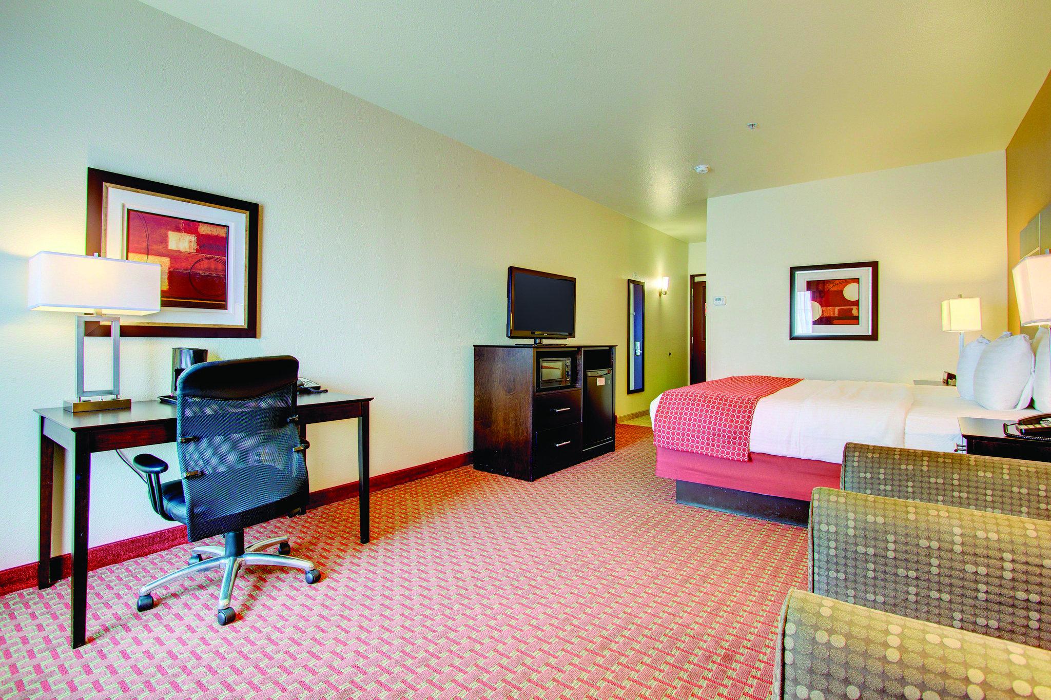 La Quinta Inn & Suites by Wyndham Denver Gateway Park