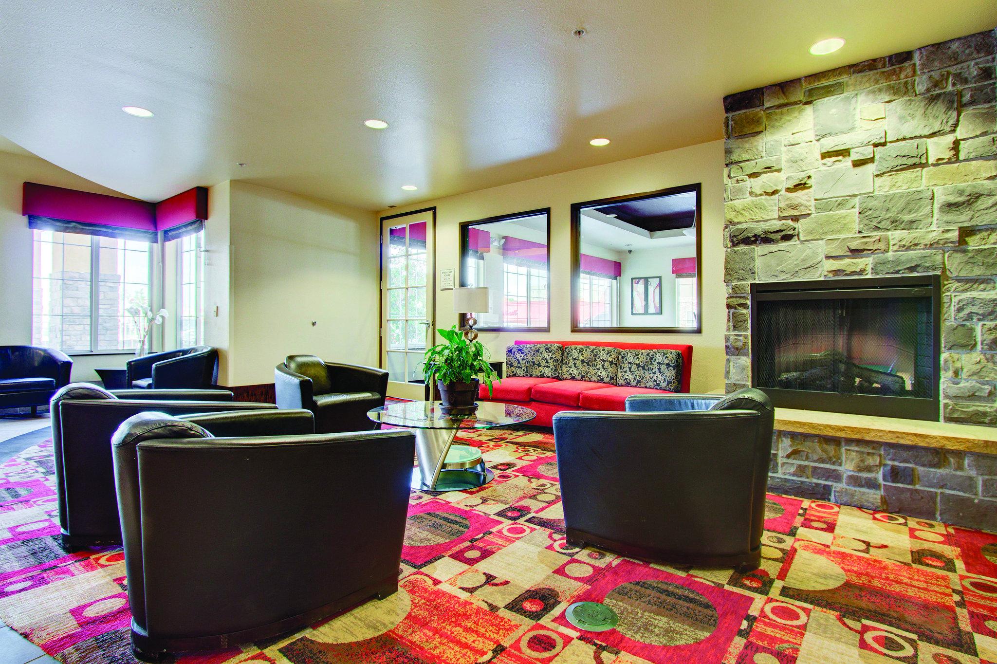 La Quinta Inn & Suites by Wyndham Denver Gateway Park