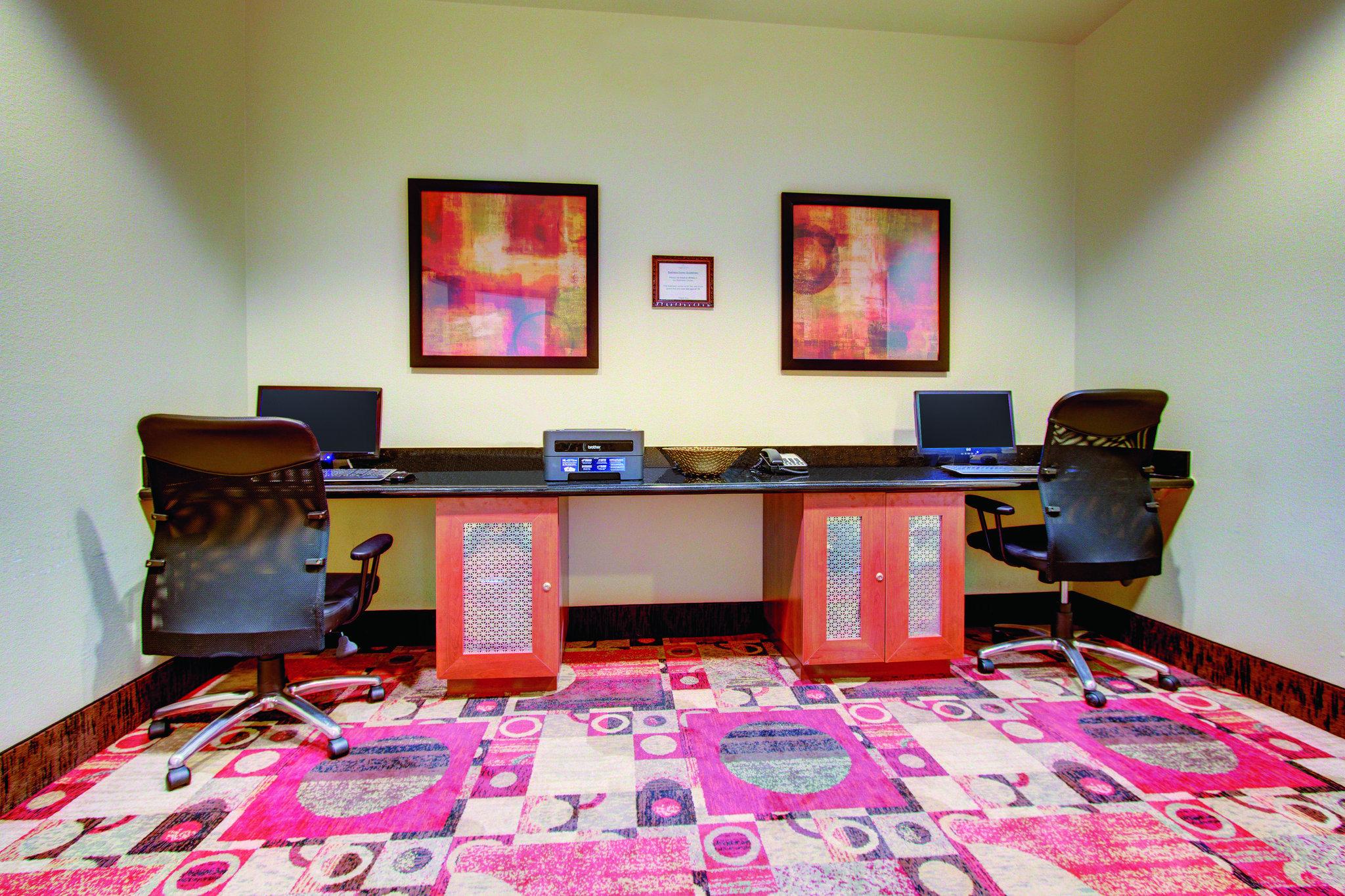 La Quinta Inn & Suites by Wyndham Denver Gateway Park