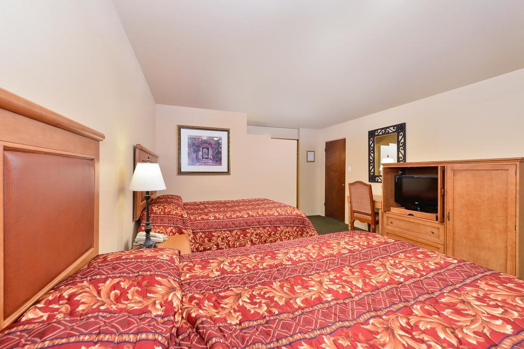 Econo Lodge Inn & Suites
