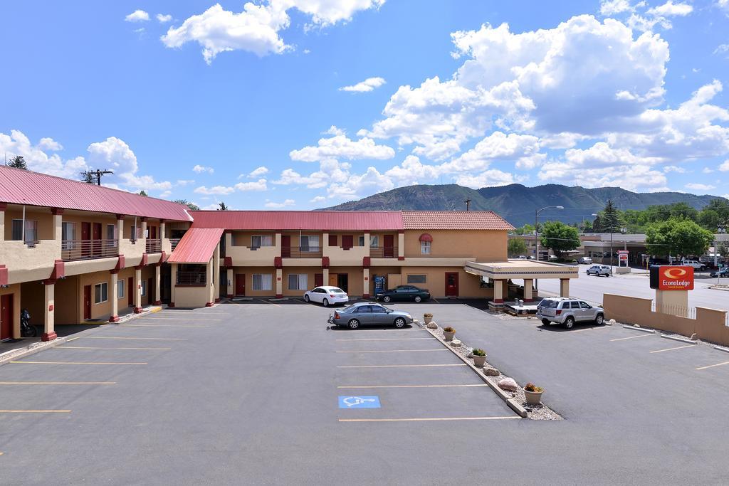 Econo Lodge Inn & Suites