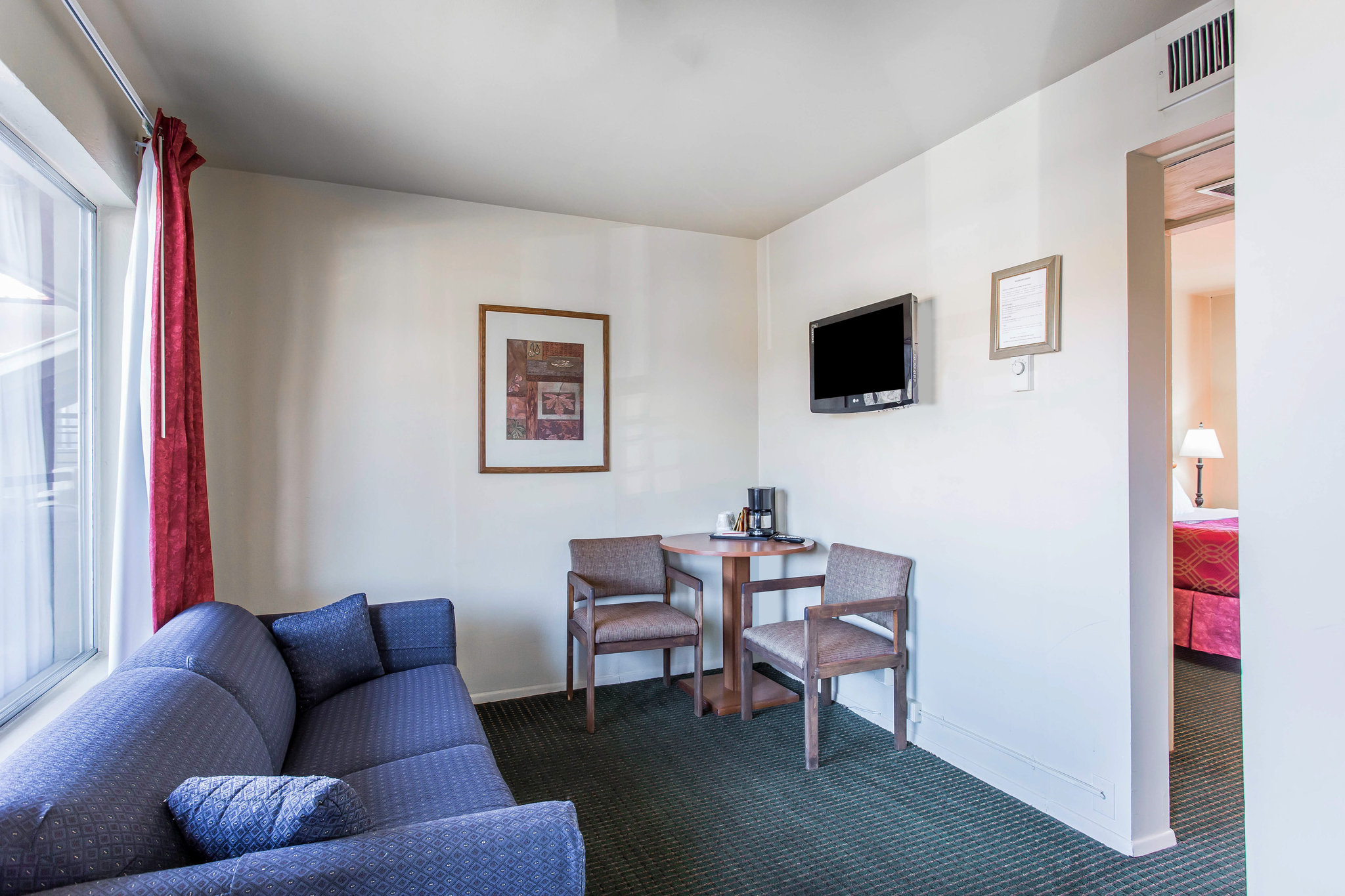 Econo Lodge Inn & Suites