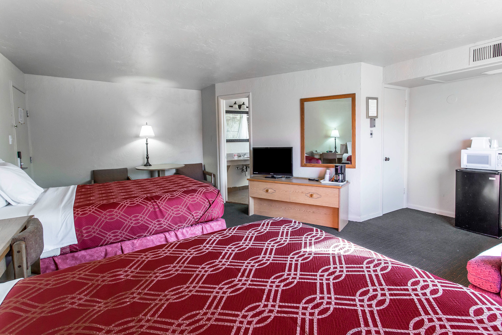 Econo Lodge Inn & Suites