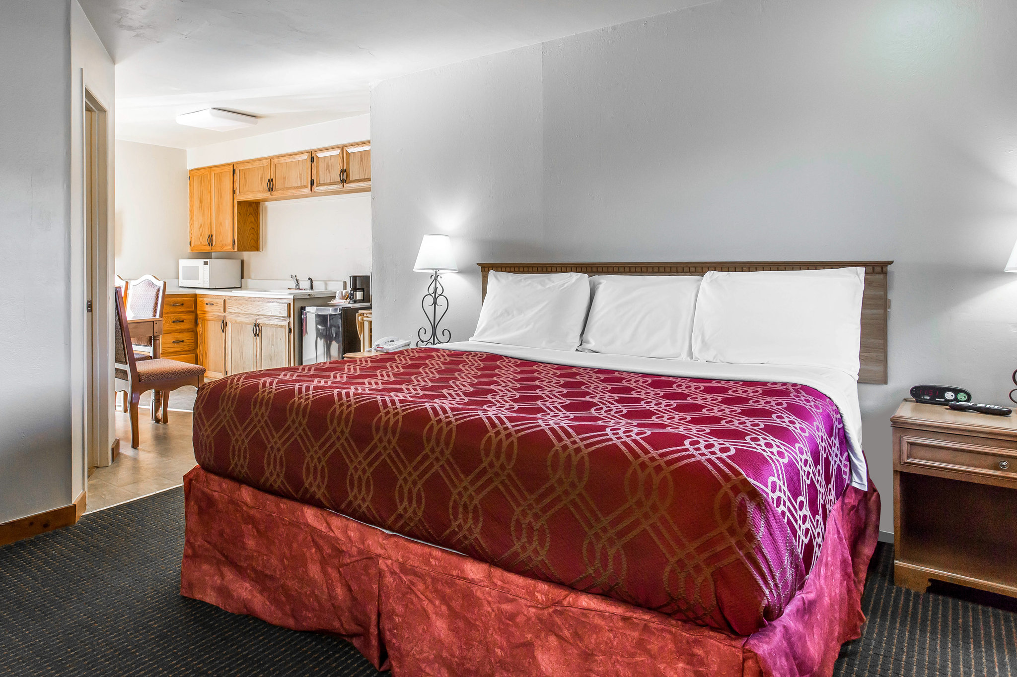 Econo Lodge Inn & Suites