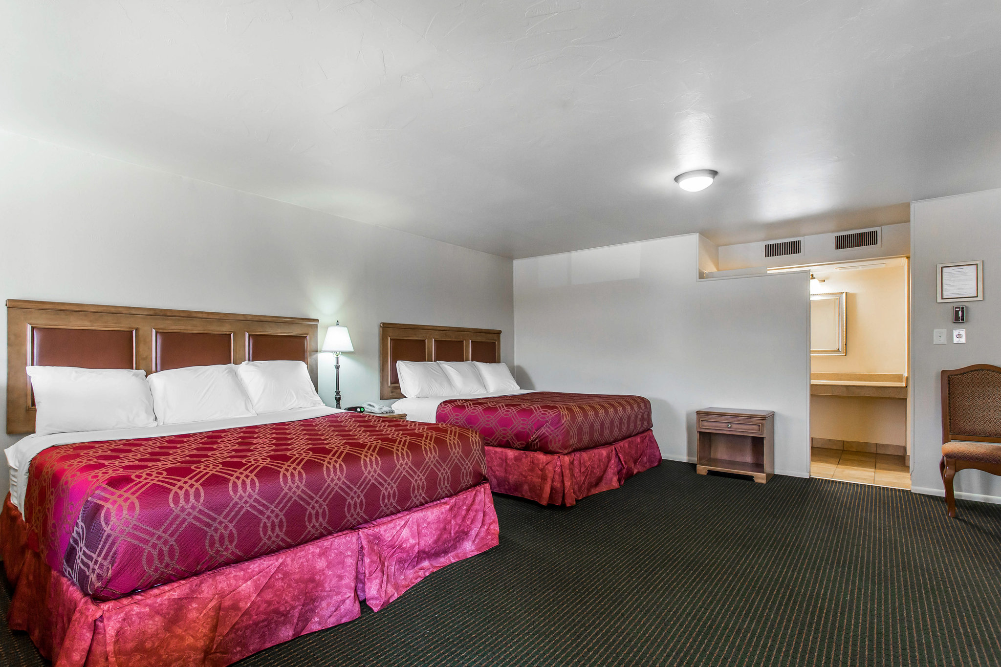 Econo Lodge Inn & Suites