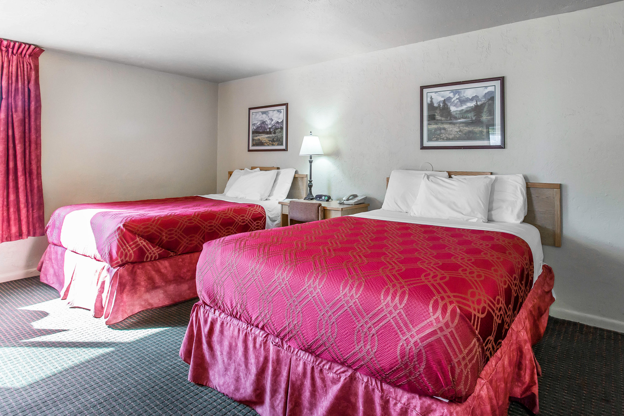 Econo Lodge Inn & Suites