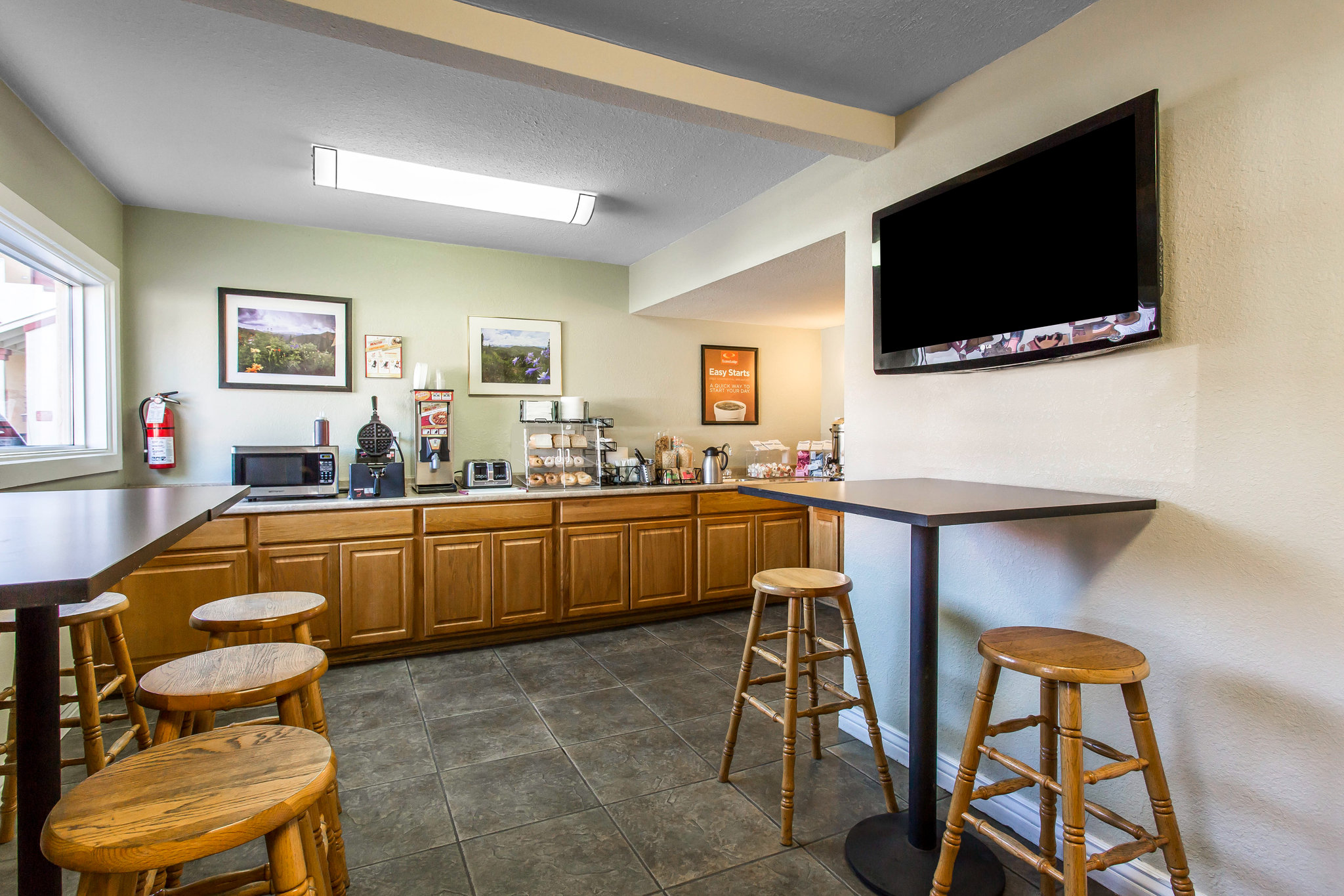 Econo Lodge Inn & Suites