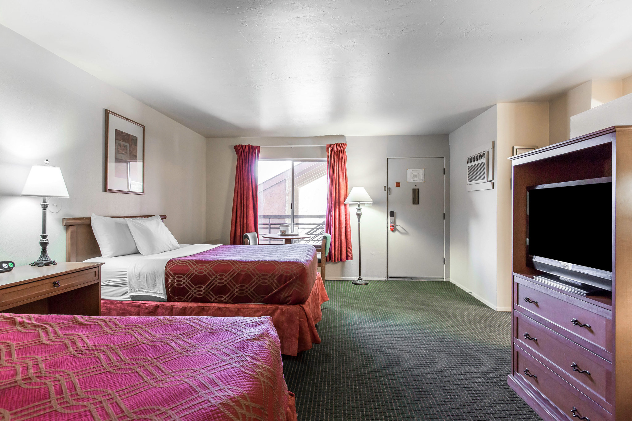 Econo Lodge Inn & Suites