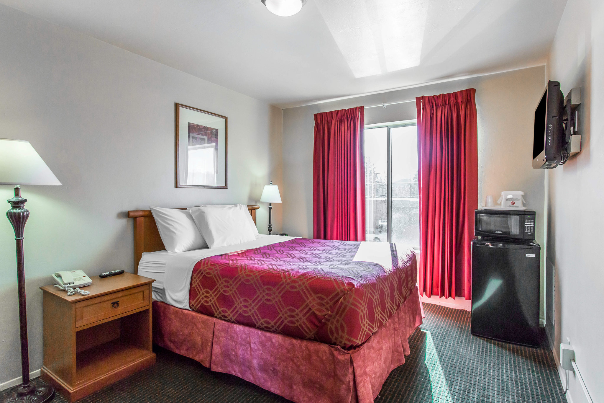 Econo Lodge Inn & Suites