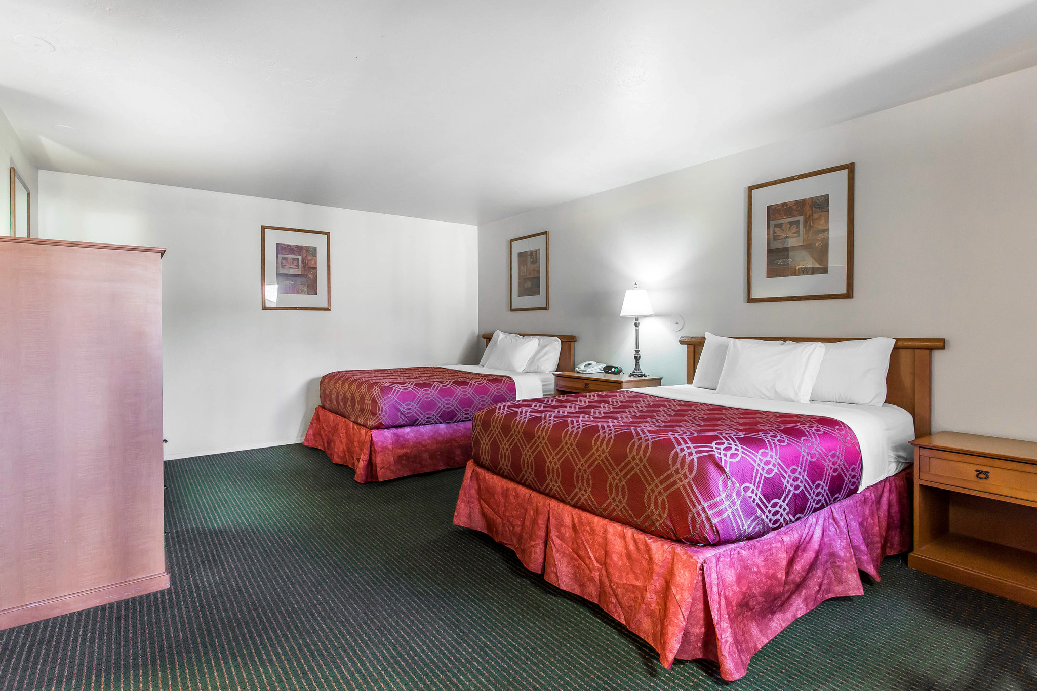 Econo Lodge Inn & Suites