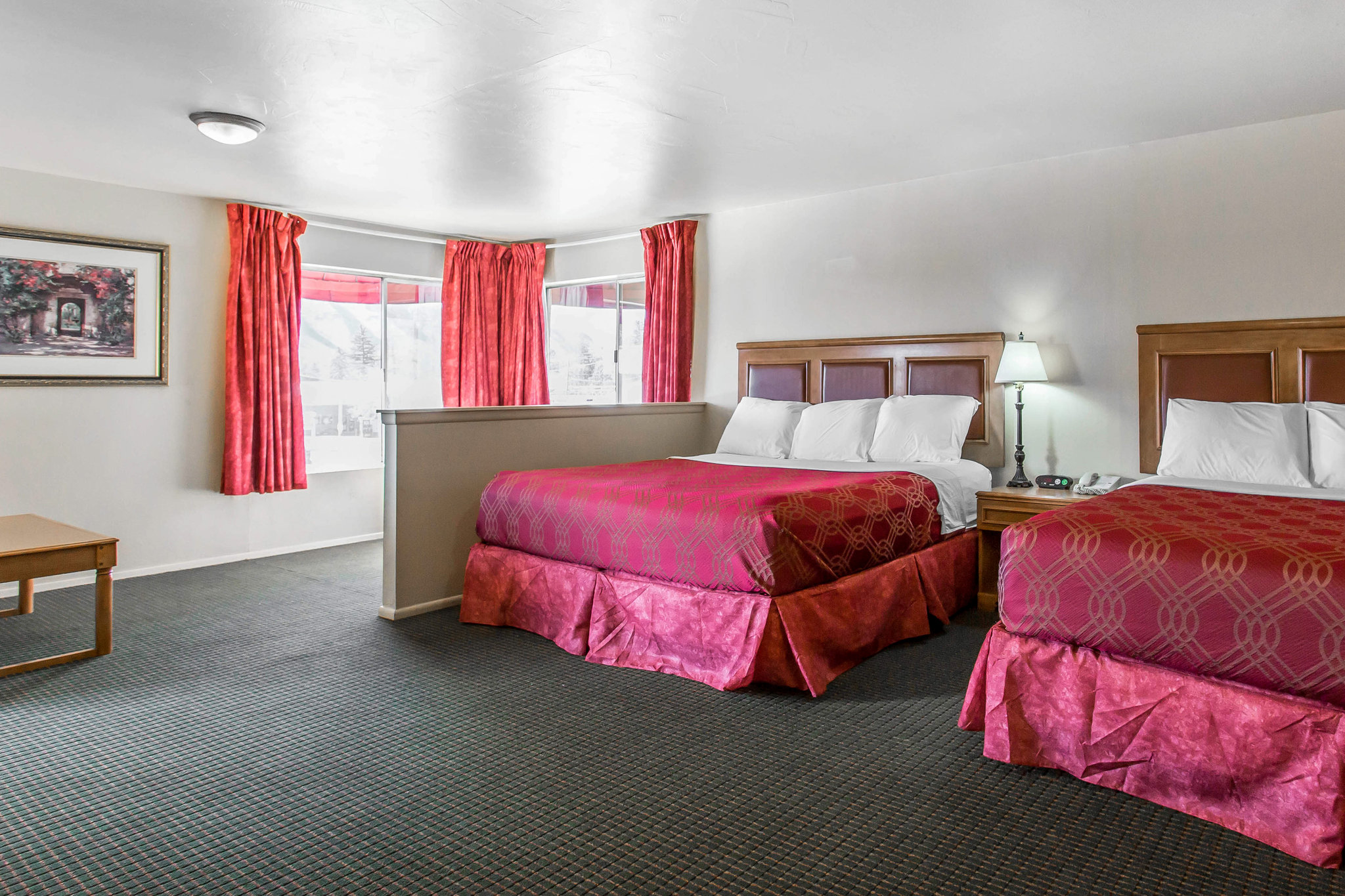 Econo Lodge Inn & Suites