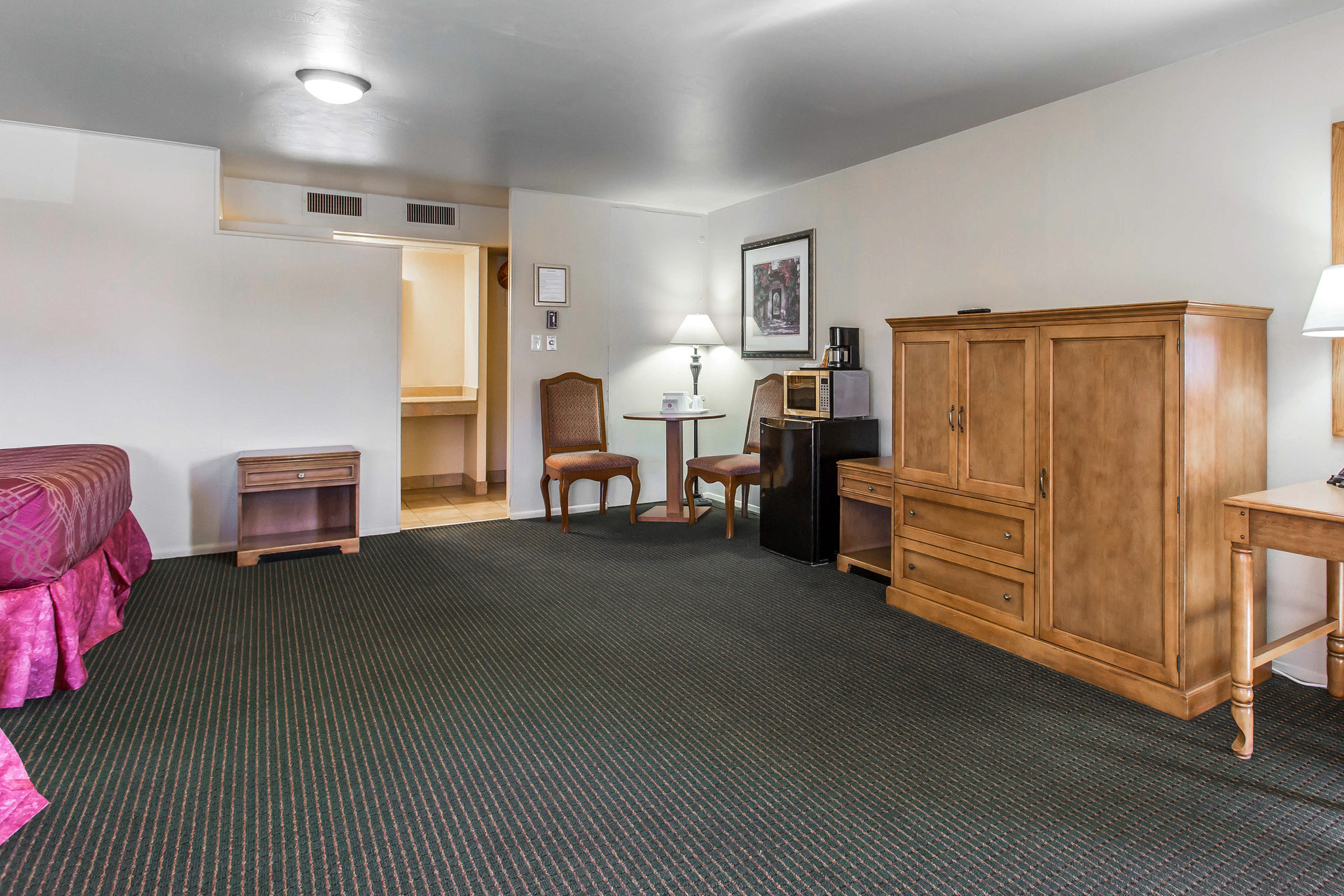Econo Lodge Inn & Suites