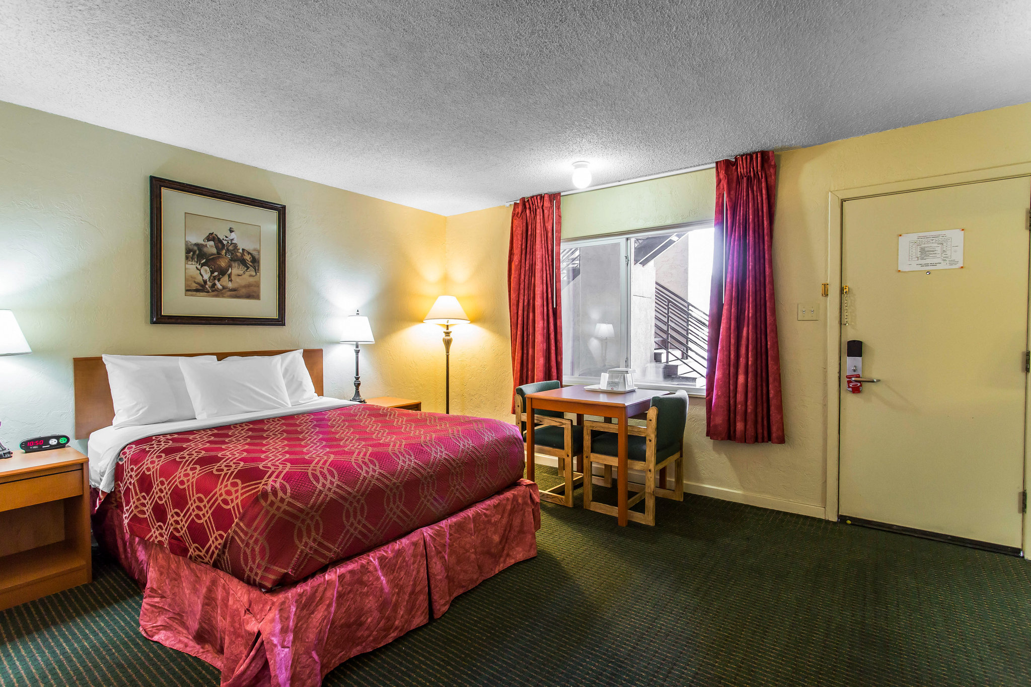 Econo Lodge Inn & Suites