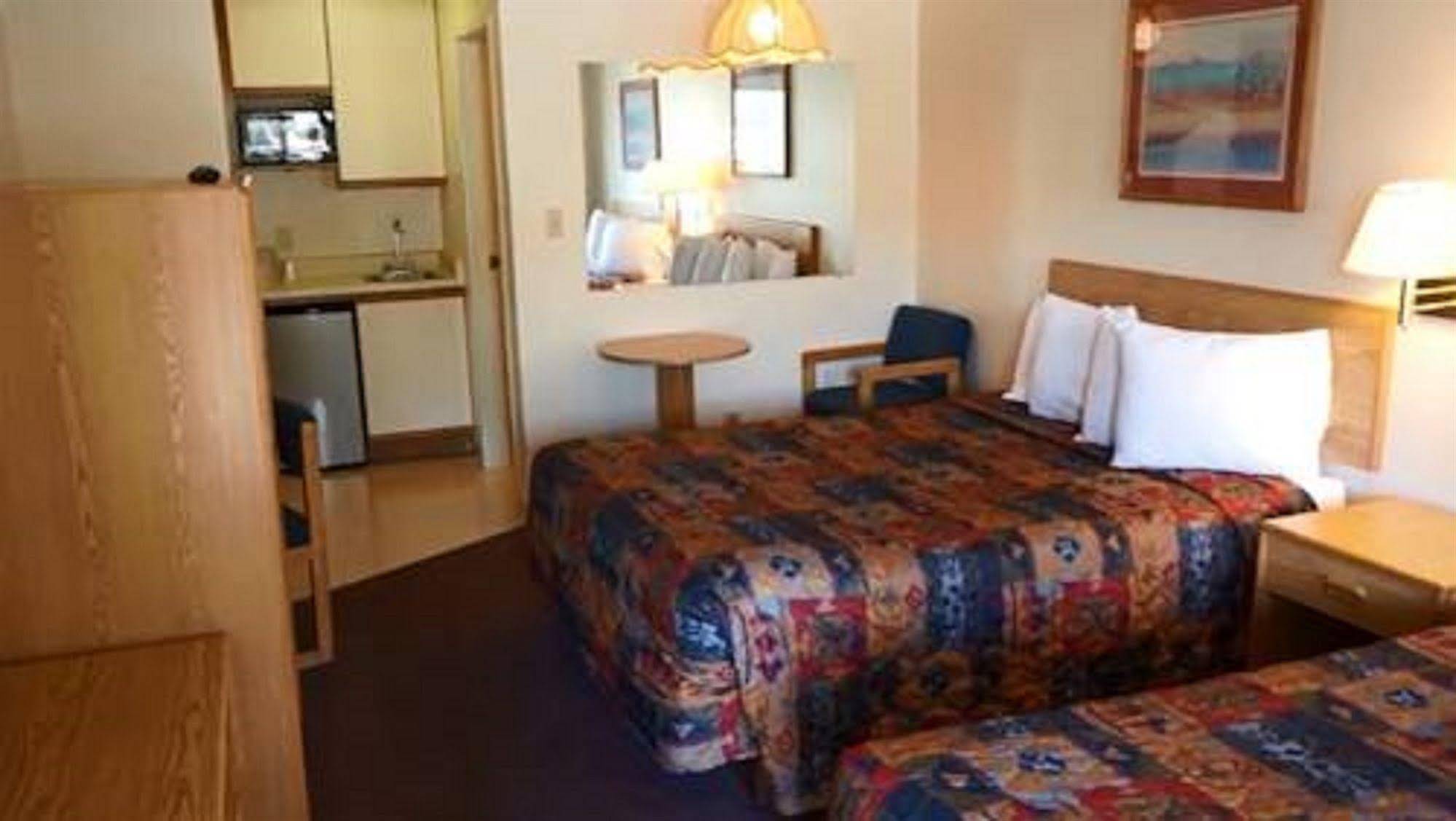 Spanish Trails Inn & Suites