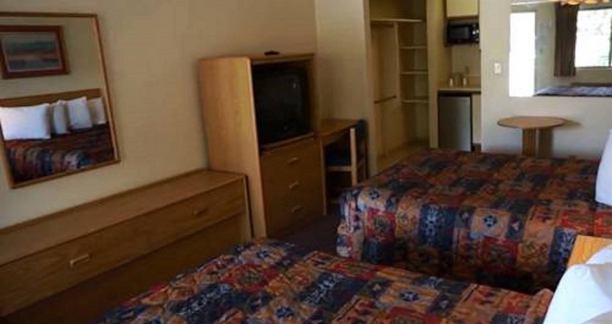 Spanish Trails Inn & Suites