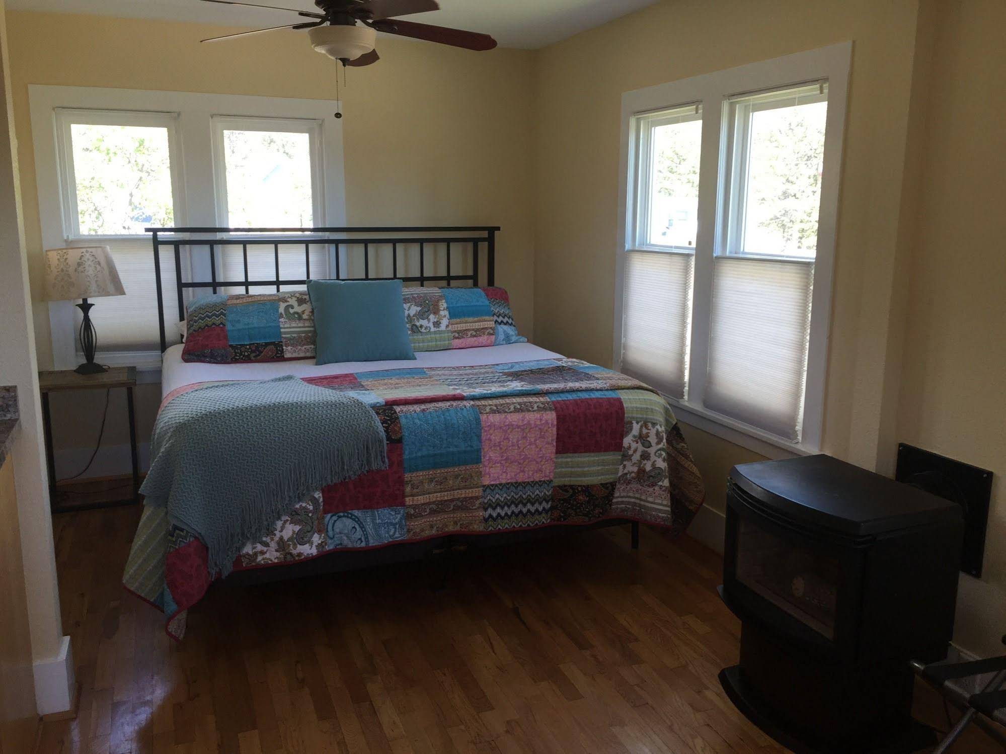 River Rock Cottages