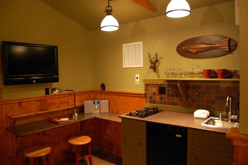 Highland Haven Creekside Inn
