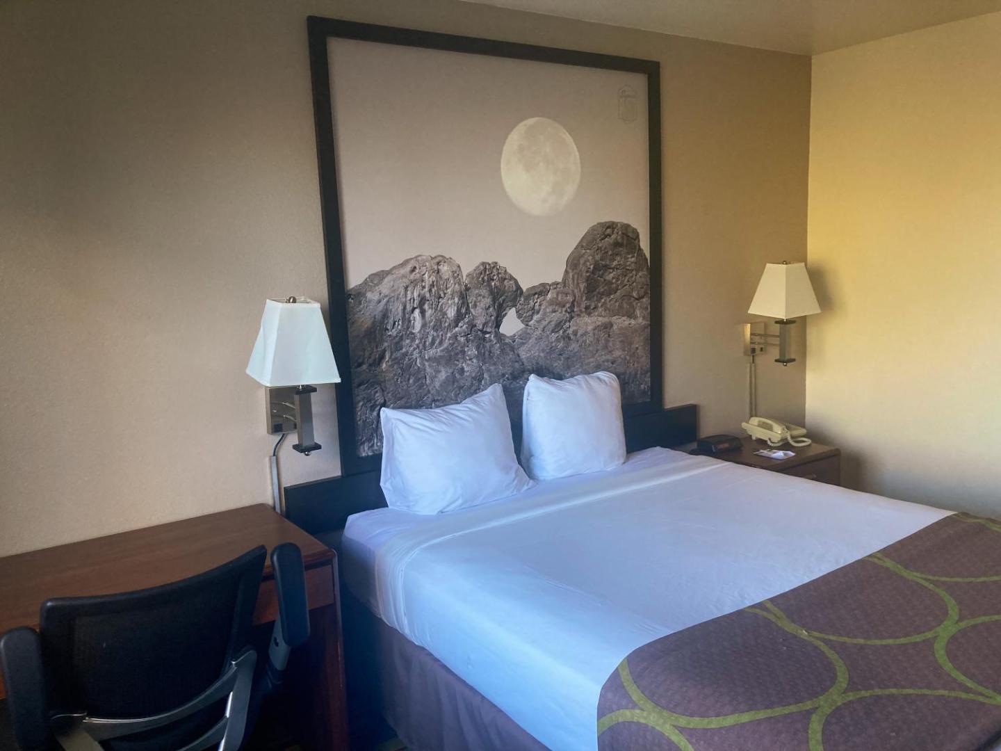 Super 8 by Wyndham Windsor
