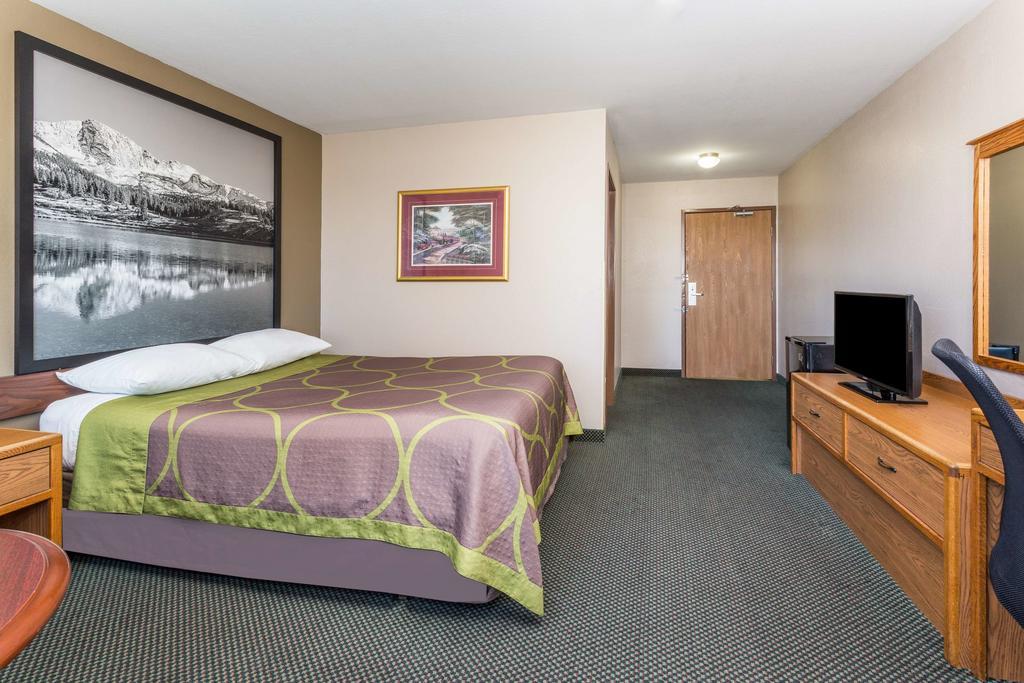 Super 8 by Wyndham Ft. Morgan