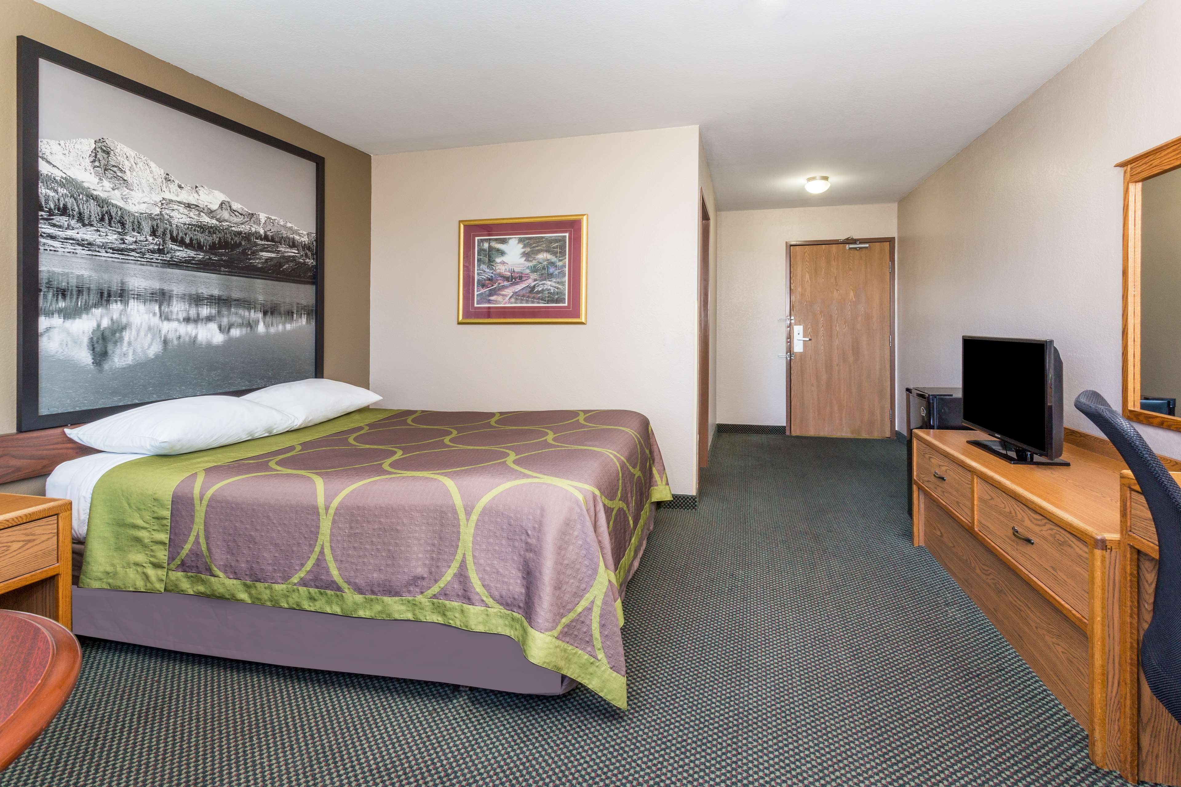 Super 8 by Wyndham Ft. Morgan