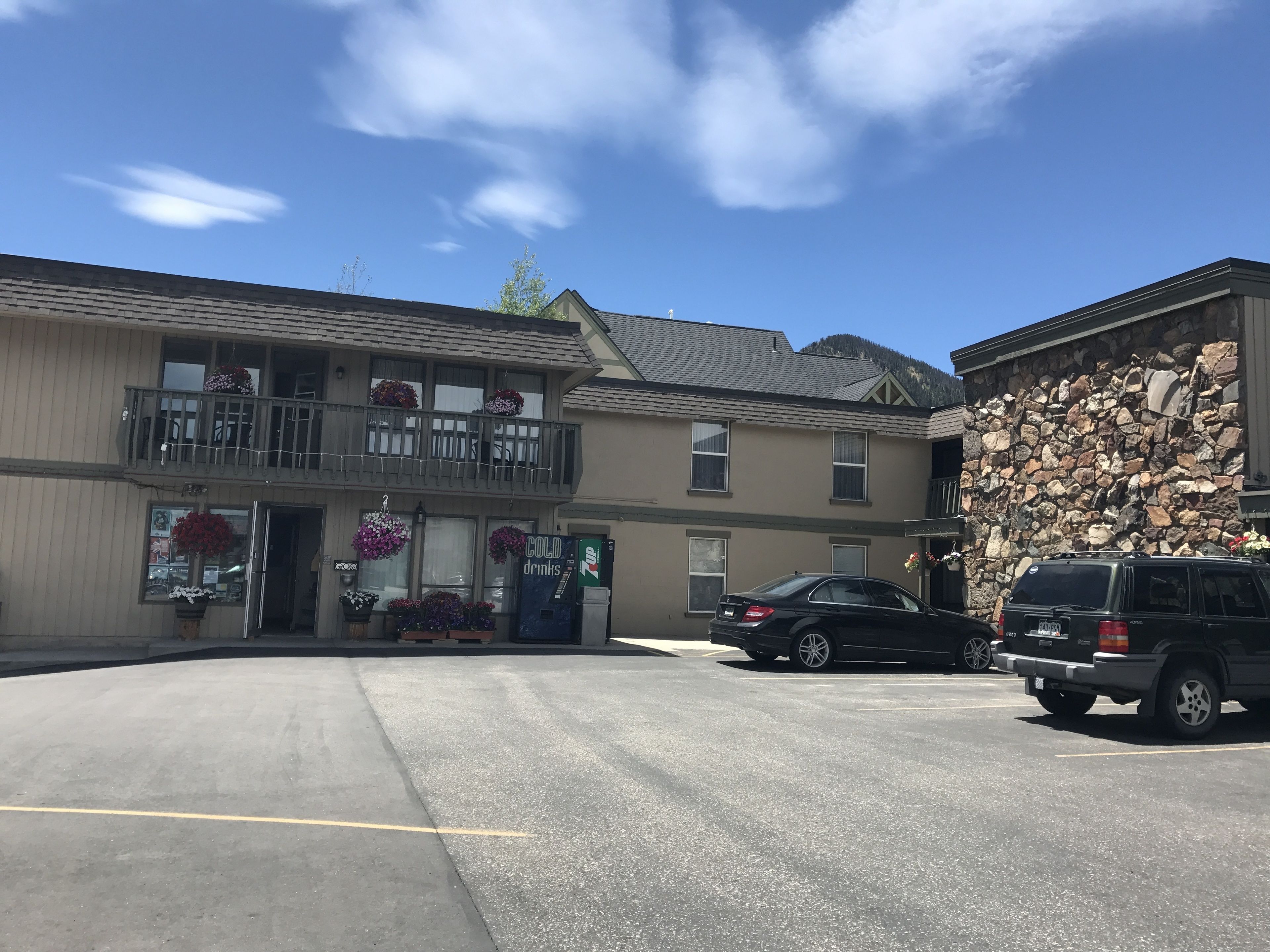 Snowshoe Motel