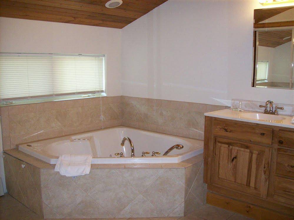 Western Riviera Lakeside Lodging & Events
