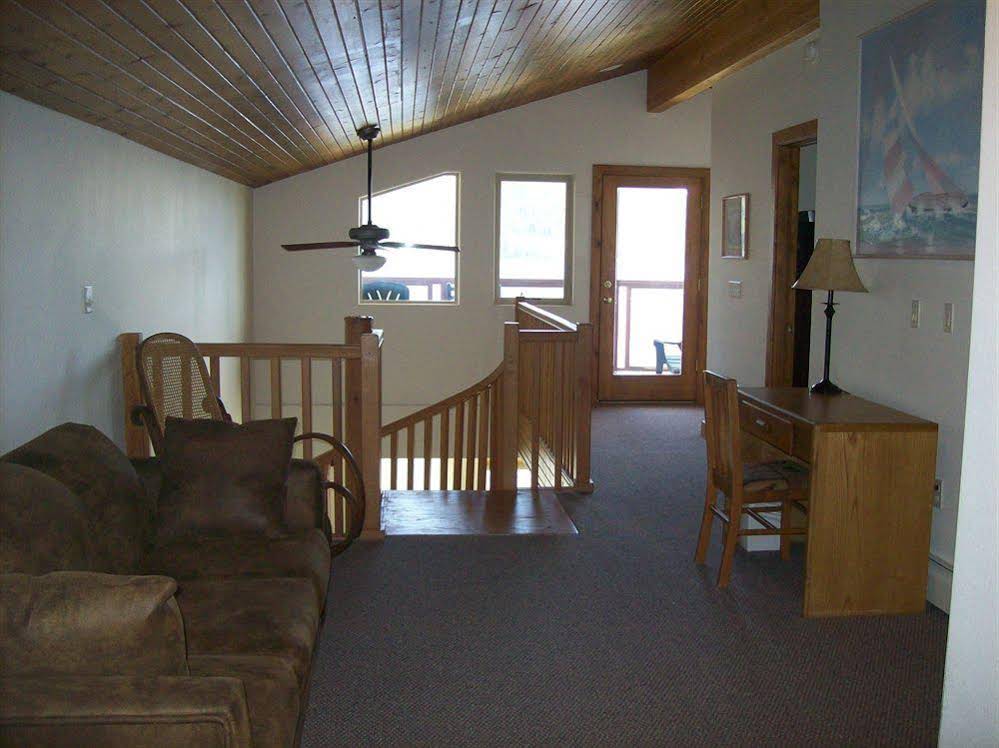 Western Riviera Lakeside Lodging & Events