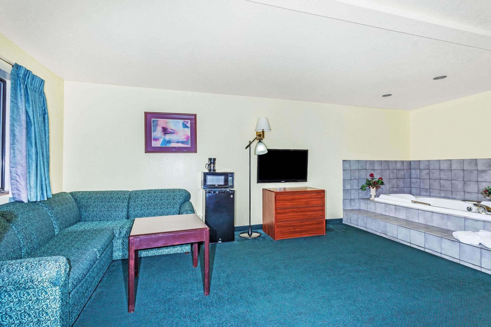 Super 8 by Wyndham Greeley