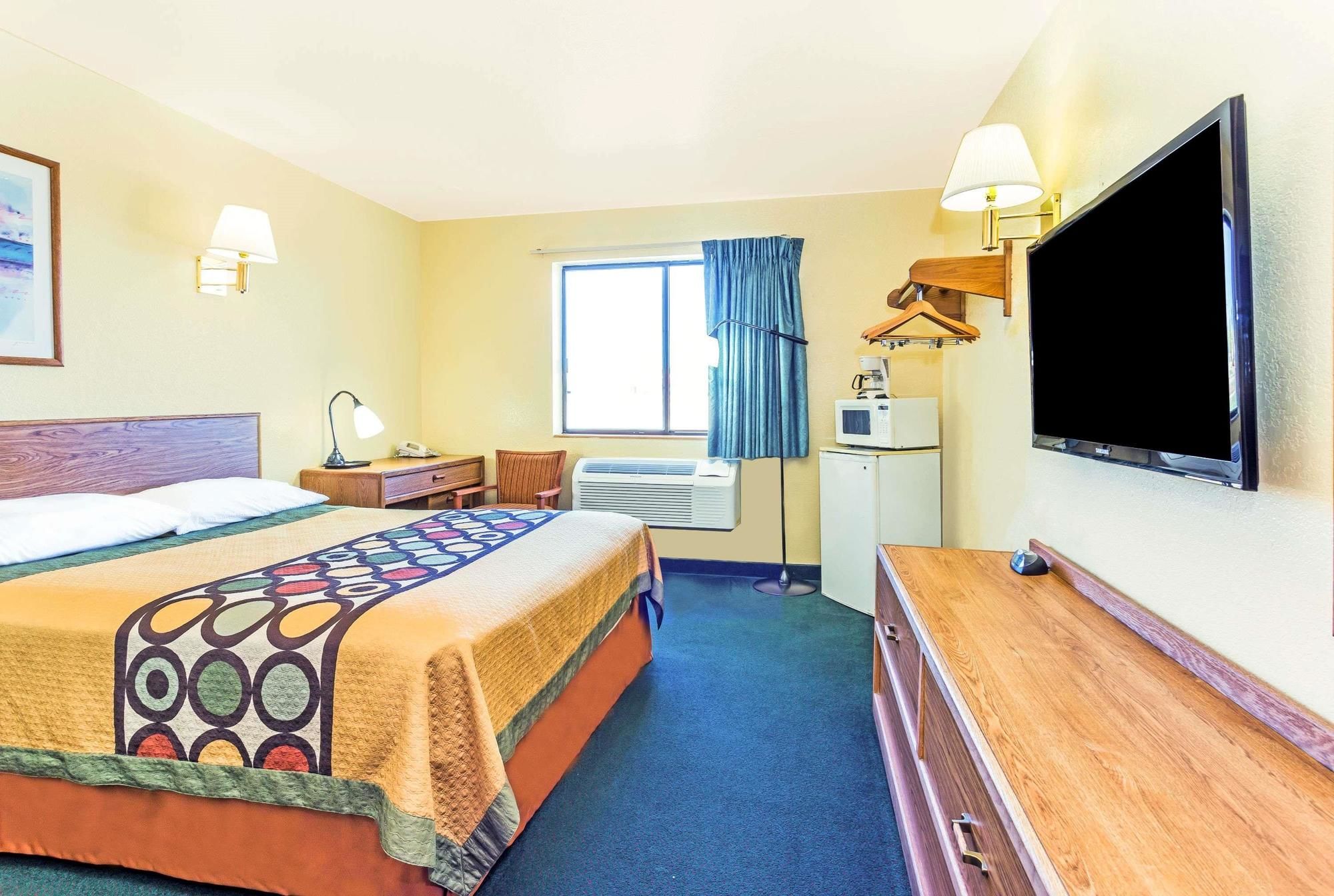 Super 8 by Wyndham Greeley