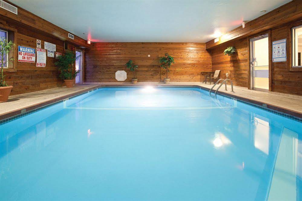 La Quinta Inn & Suites by Wyndham Henderson-Northeast Denver
