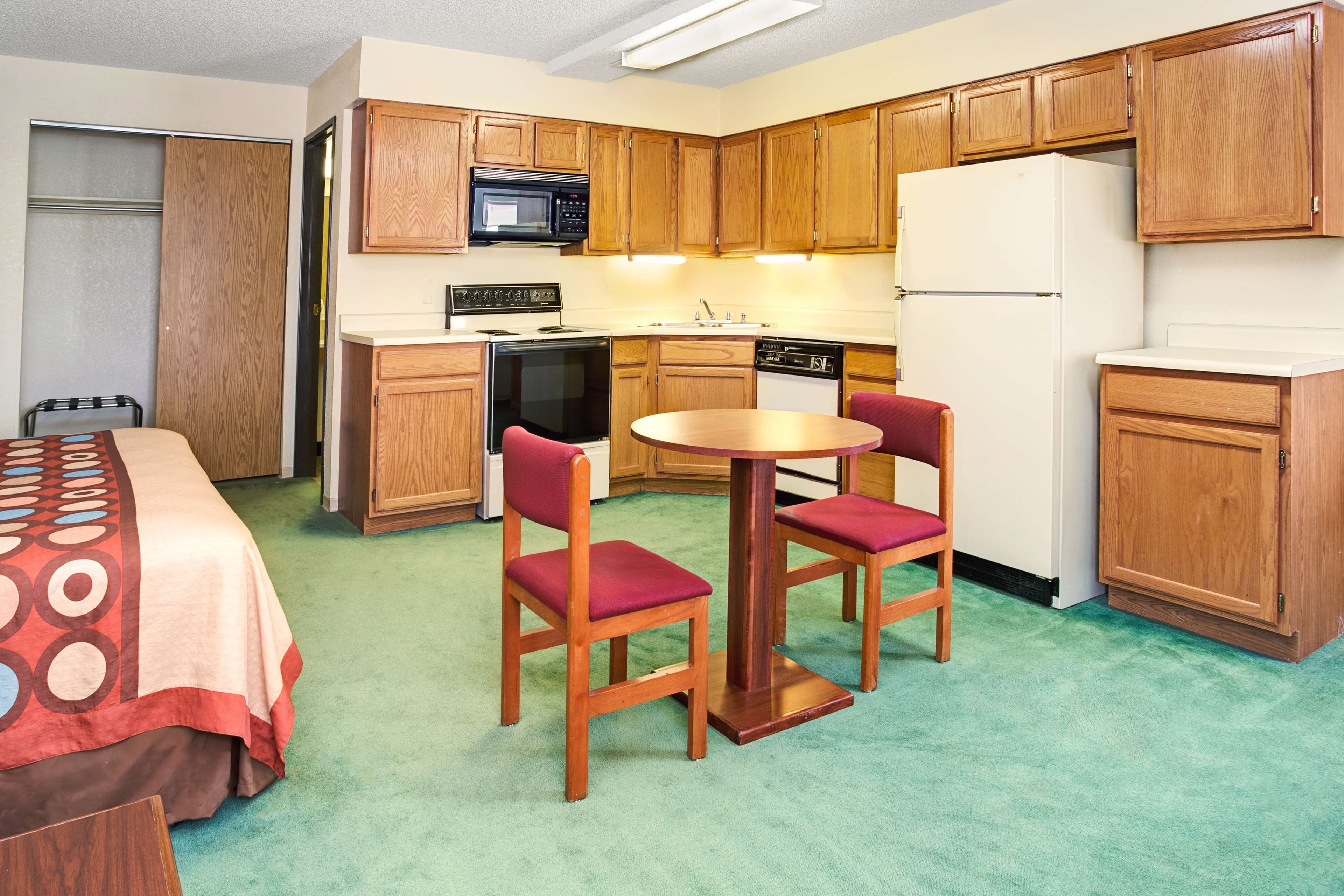 Super 8 by Wyndham Henderson North East Denver