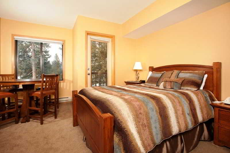 Slopeside Lodge