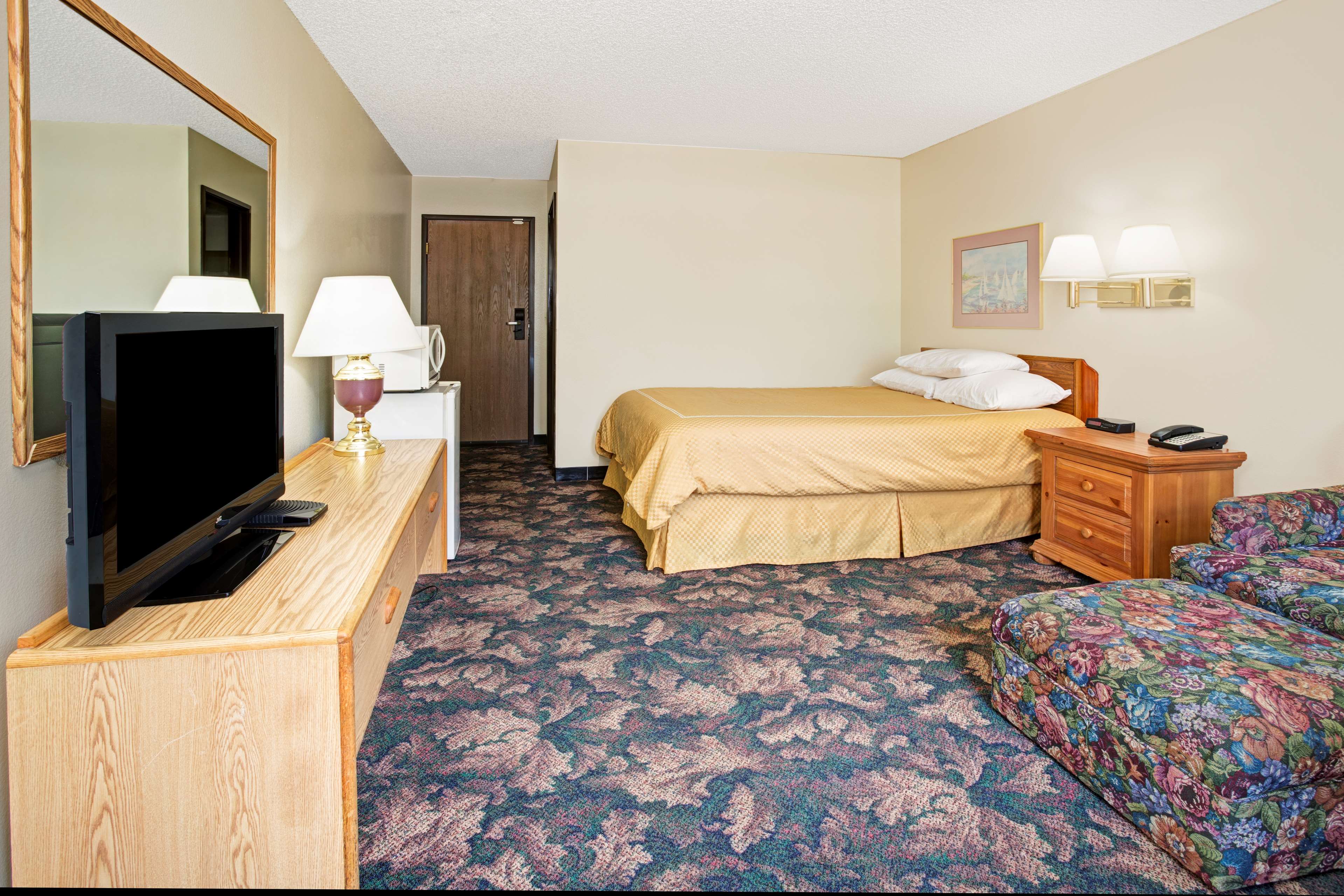 Super 8 by Wyndham Longmont/Twin Peaks