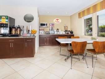 Super 8 by Wyndham Montrose