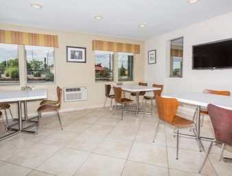 Super 8 by Wyndham Montrose
