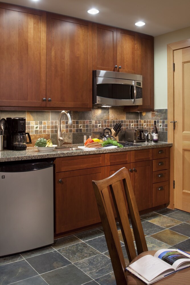 Capitol Peak Lodge Condominiums