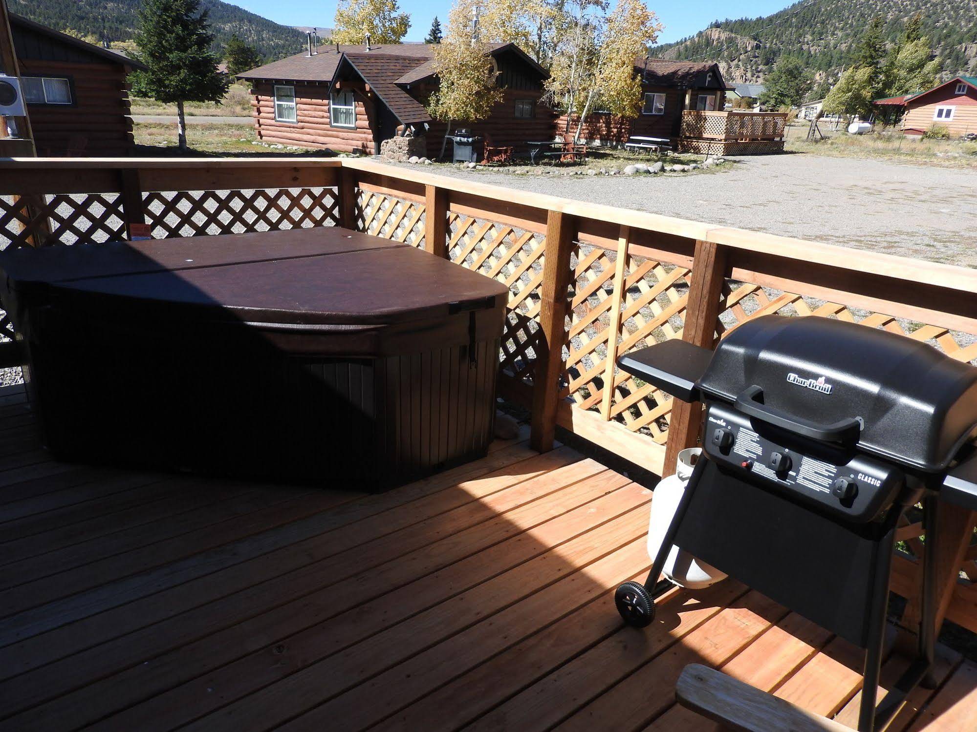 Foothills Lodge and Cabins