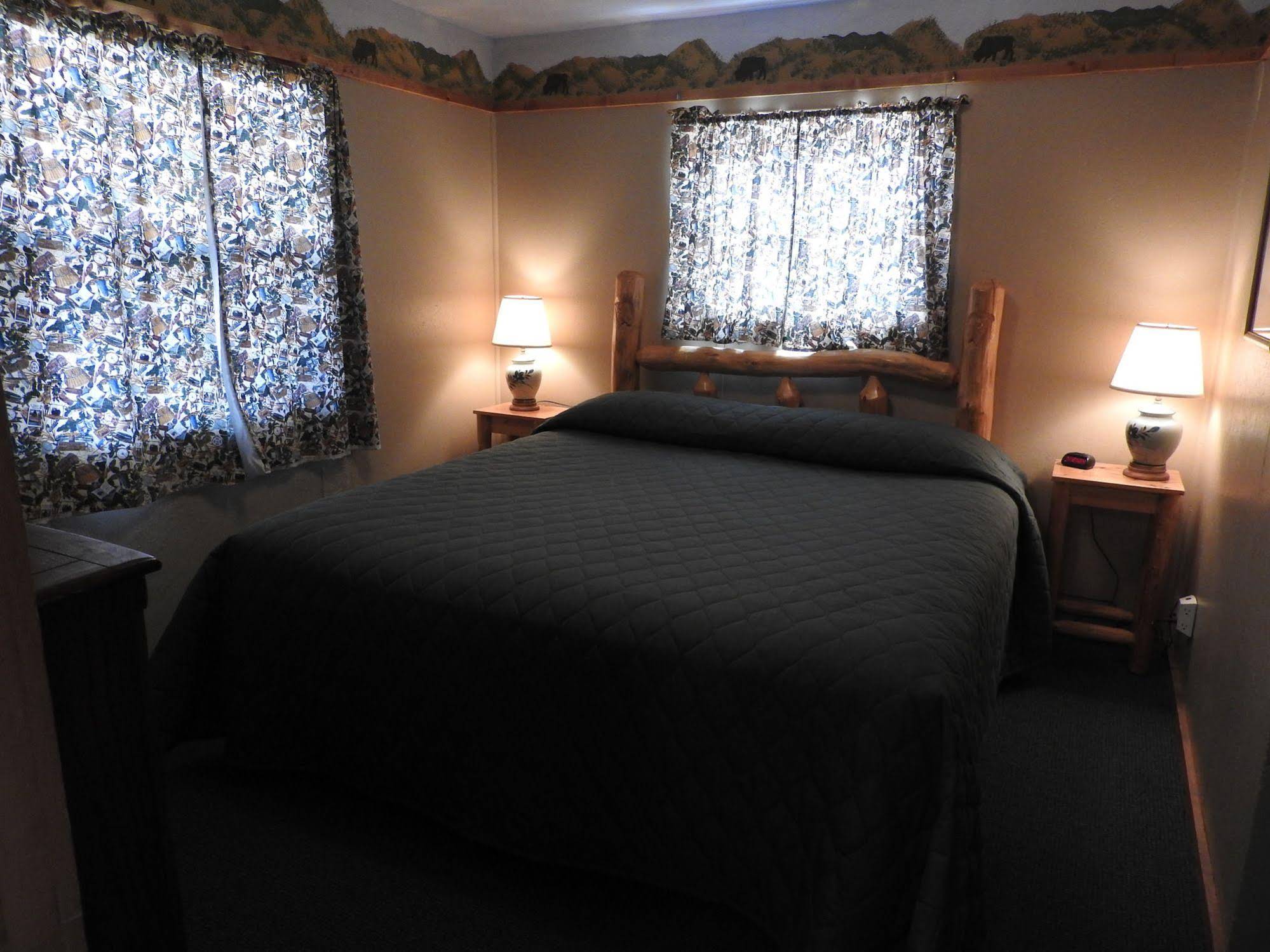 Foothills Lodge and Cabins