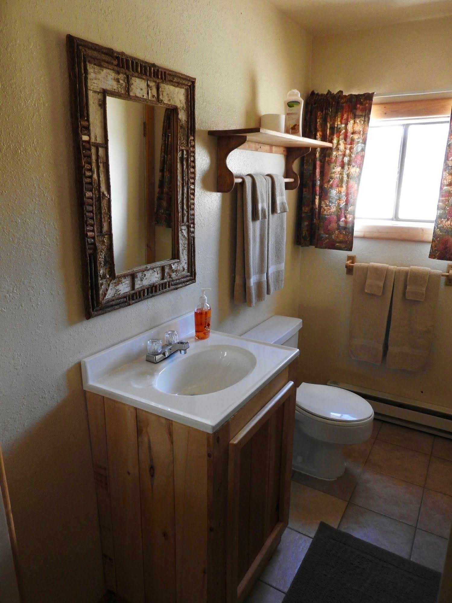 Foothills Lodge and Cabins