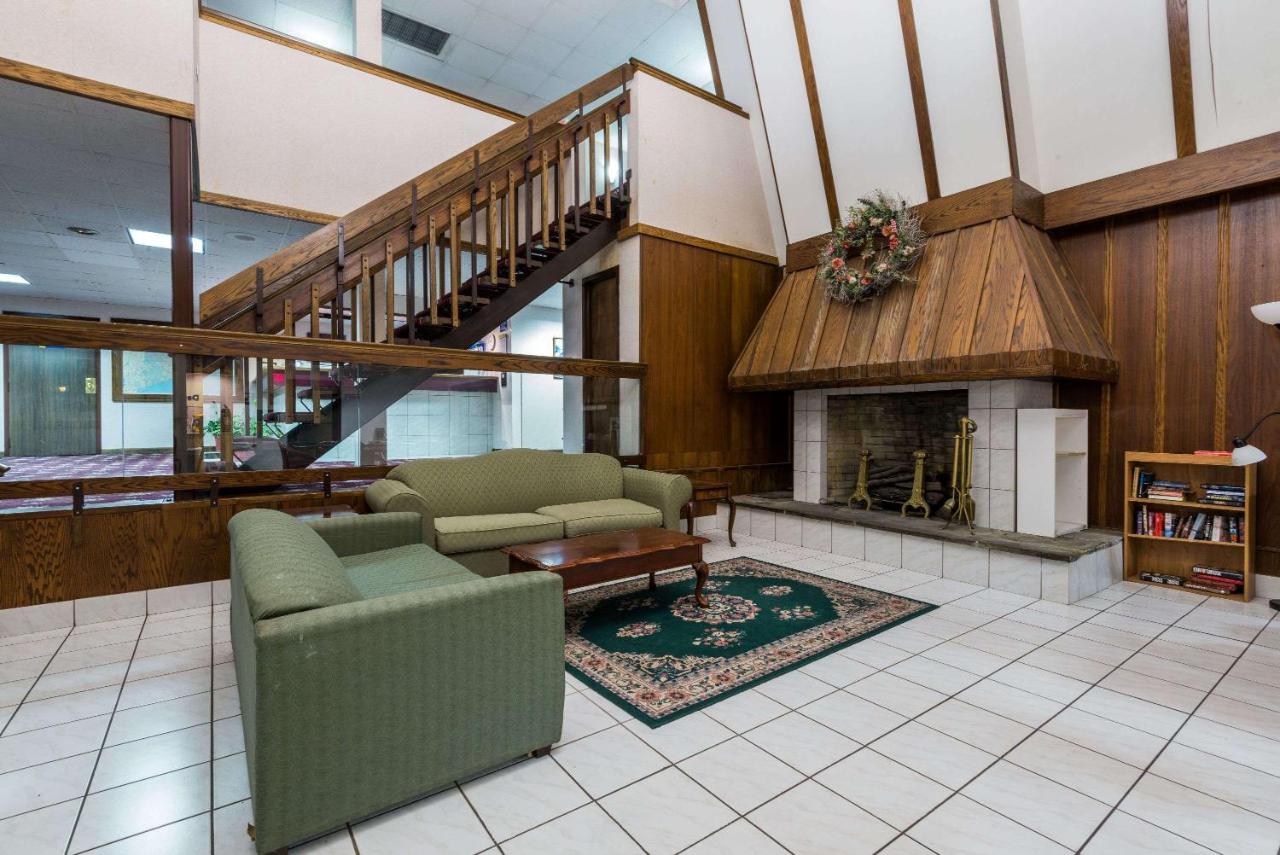 Days Inn by Wyndham Berlin Meriden