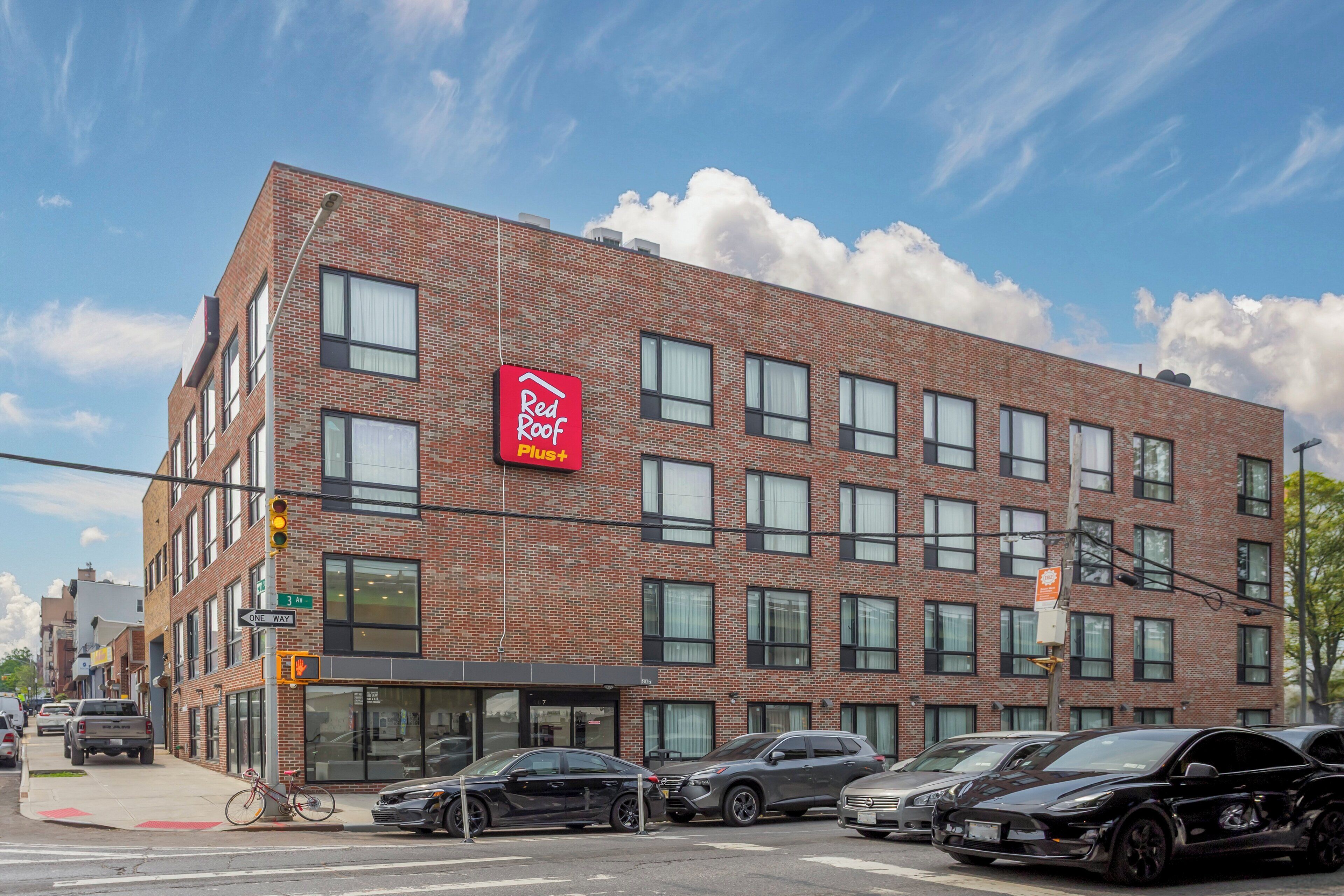 Red Roof PLUS+ Brooklyn - 3rd Ave
