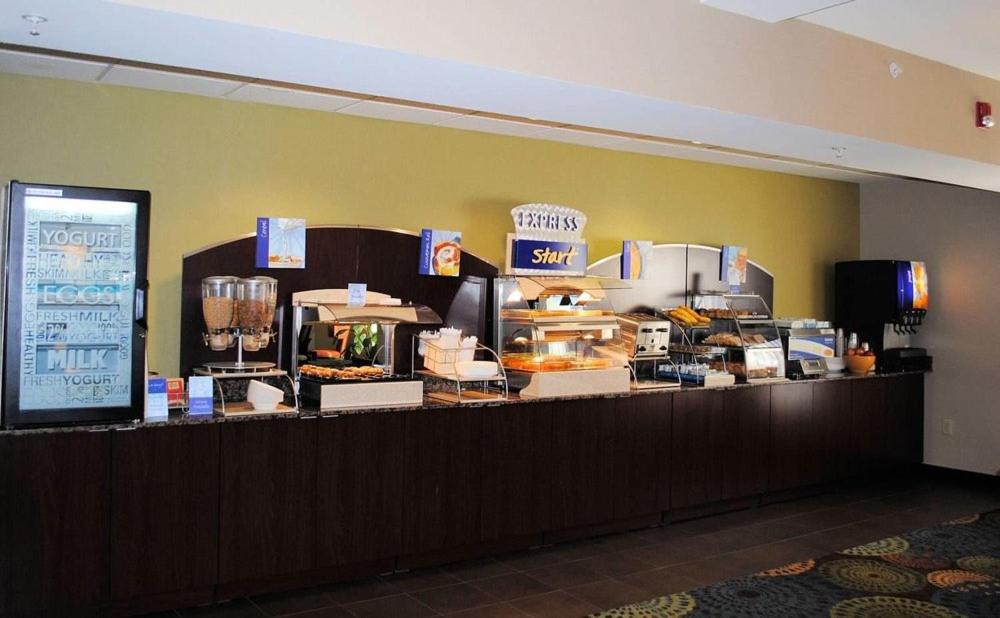 Holiday Inn Express Hotel & Suites Danbury I-84
