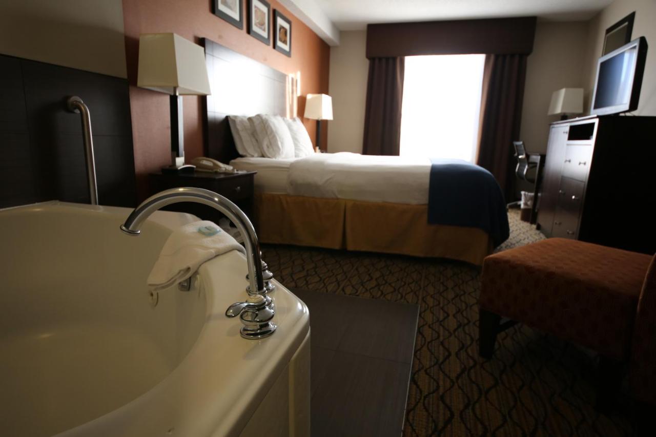 Holiday Inn Express Hotel & Suites Danbury I-84