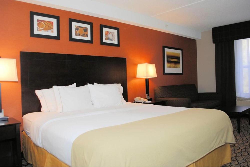 Holiday Inn Express Hotel & Suites Danbury I-84