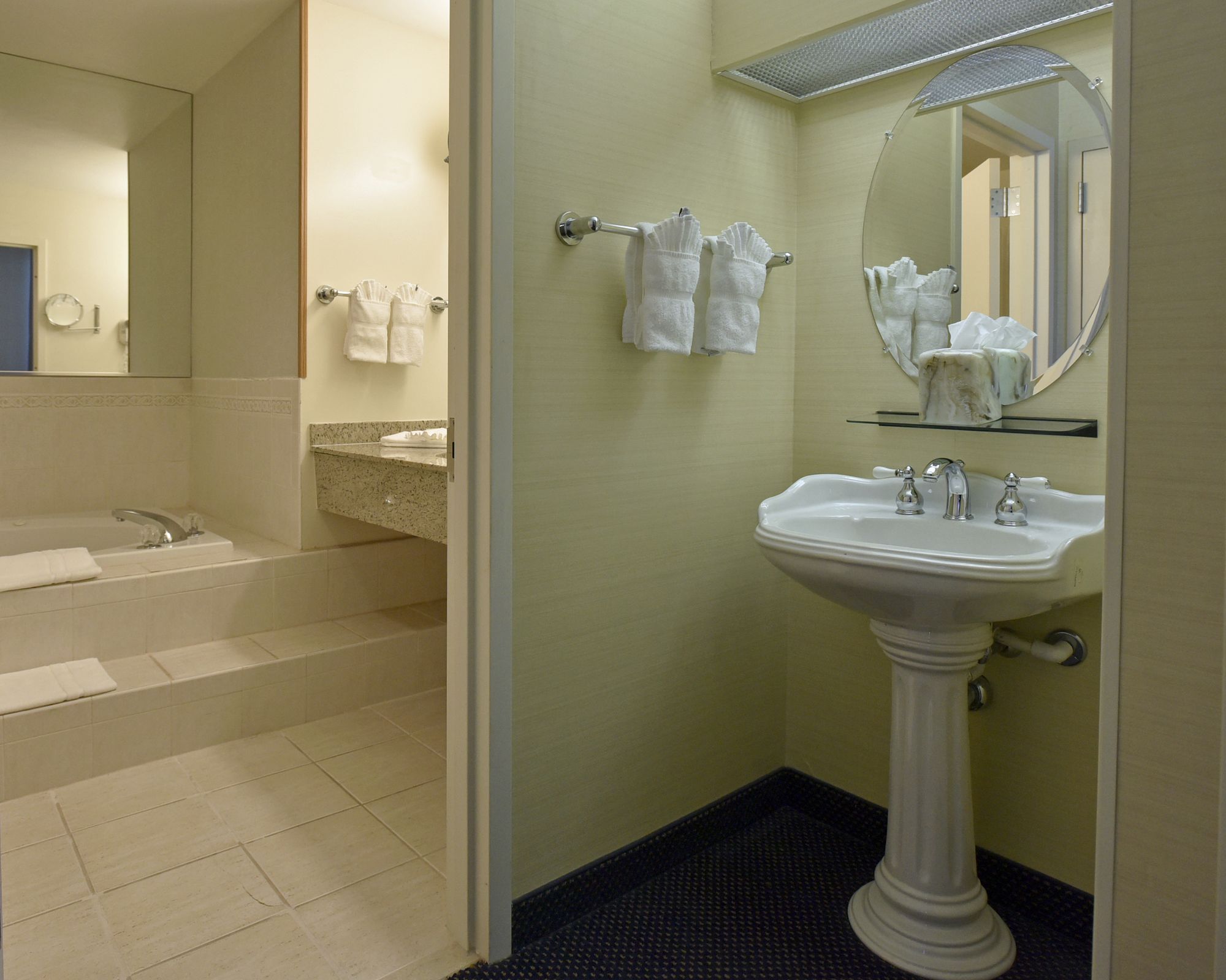 Maron Hotel & Suites