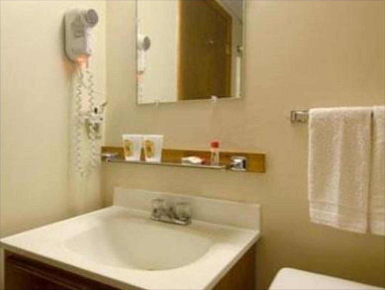 Enfirld Inn and Suites Bradley Airport