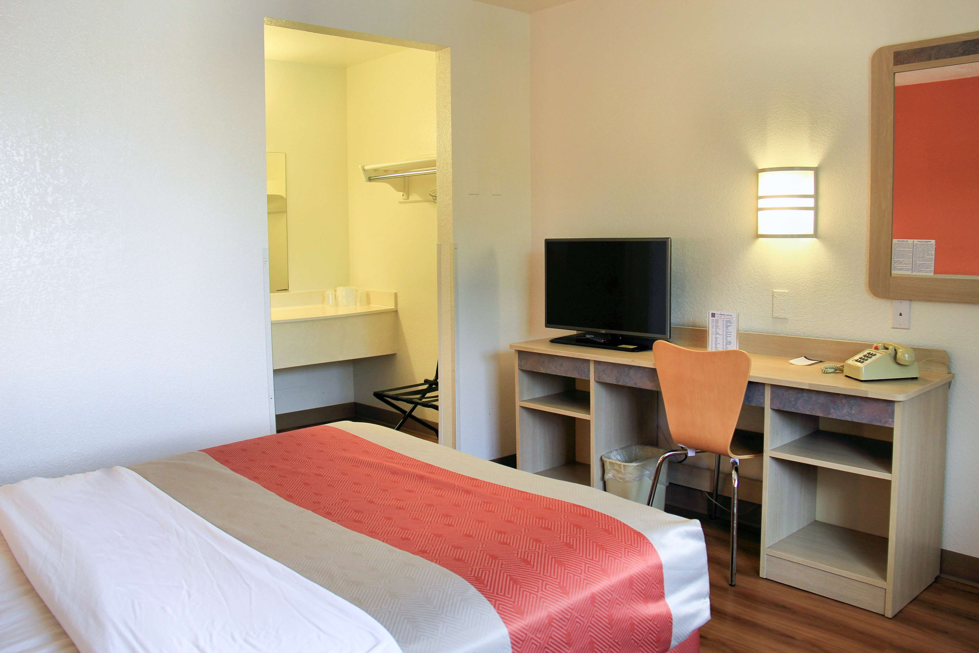 Motel 6 Hartford-Enfield