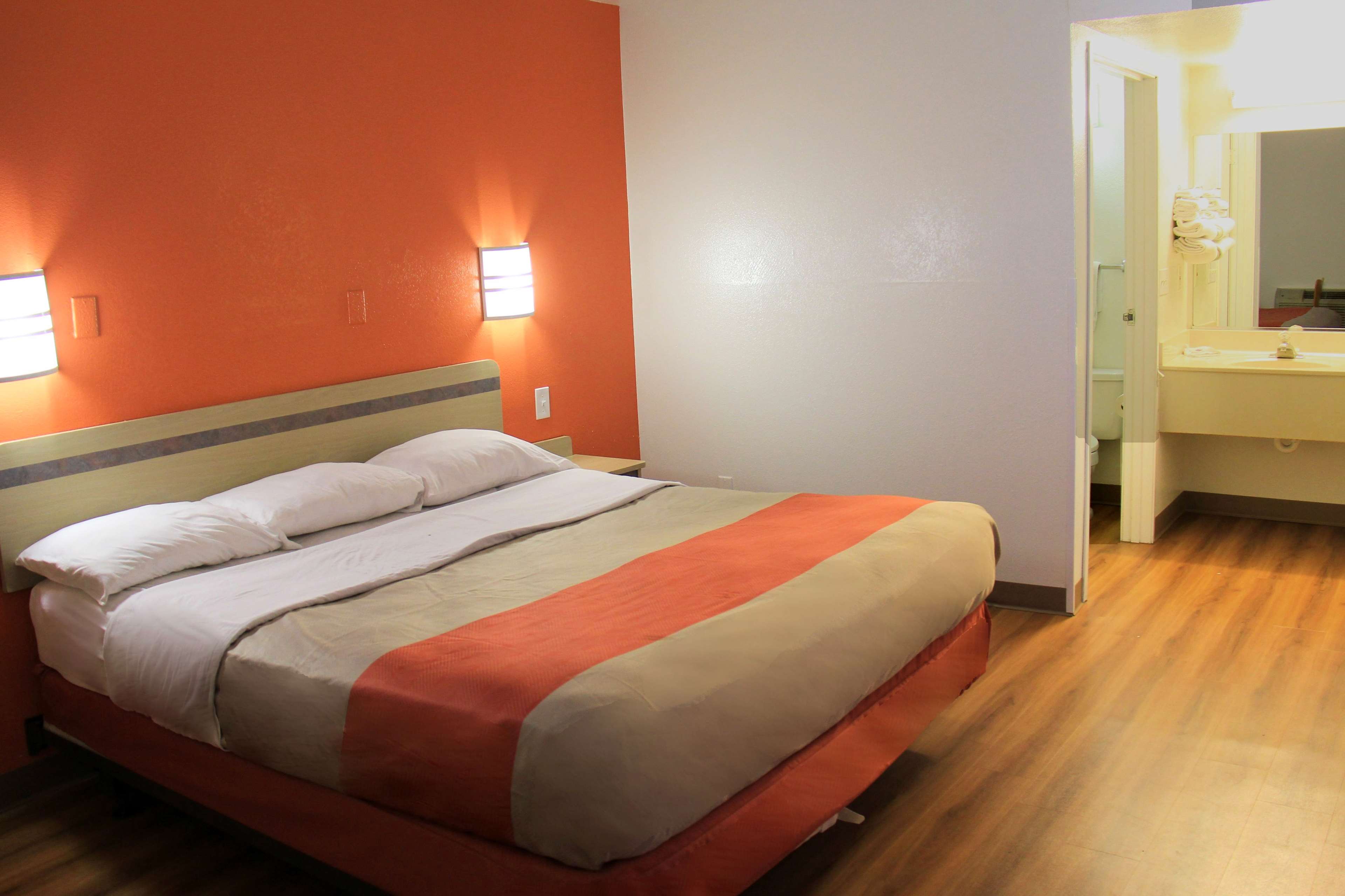 Motel 6 Hartford-Enfield