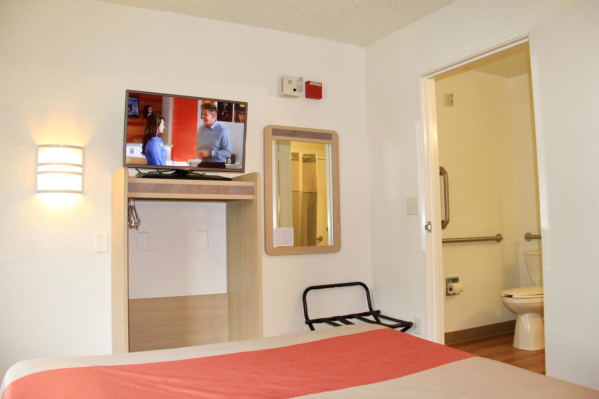Motel 6 Hartford-Enfield